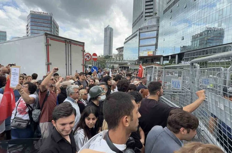 CHP İstanbul İl Başkanlığı’ndaki barikatı yıkmaya çalışan kalabalığa polis müdahalesi