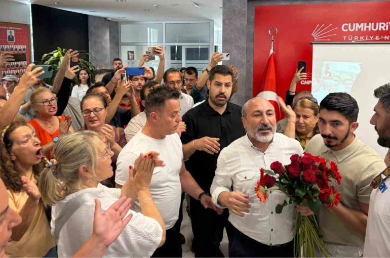 CHP İzmir İl Başkanlığı’nda ’Karanfil’ gerginliği