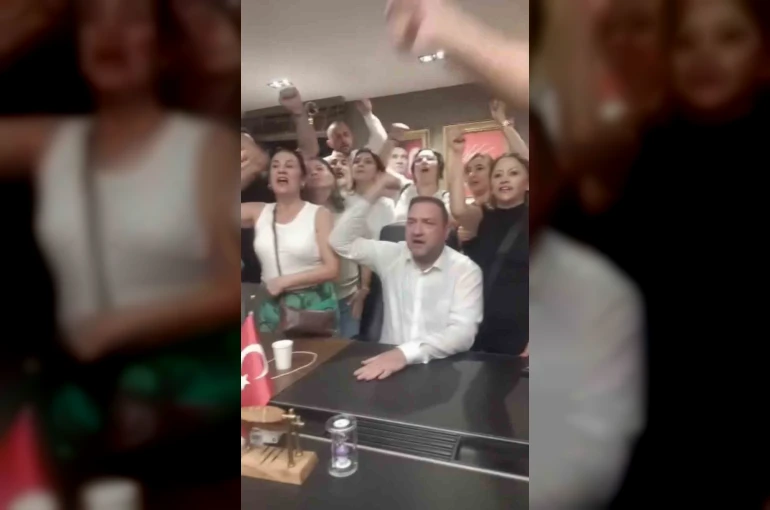 CHP İzmir’de olaylı gece: Gümrükçü il binasına girdi, taraflar arasında arbede çıktı