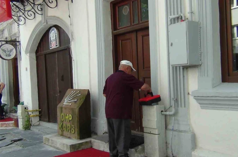 CHP Kars İl Başkanlığı’nda çilingirli devir
