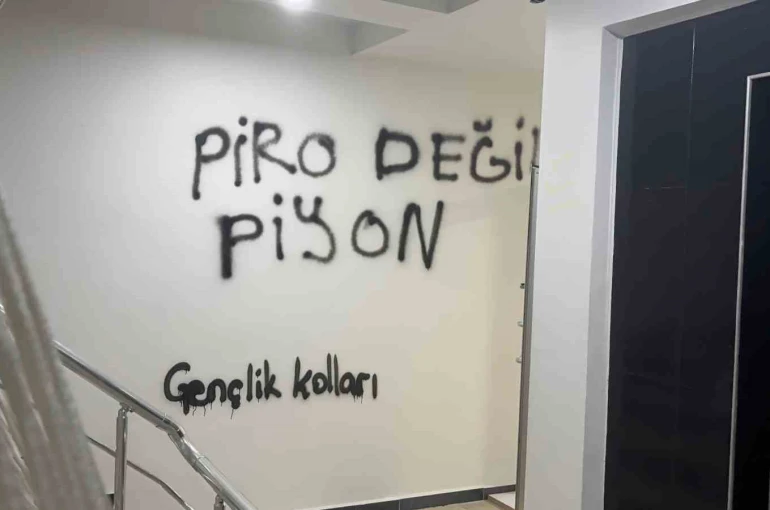 CHP Kayseri İl Başkanlığı binasının duvarlarına boyayla yazılar yazıldı