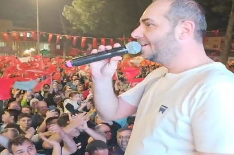 CHP mitinginde sunuculuk yapan belediye müdürüne disiplin cezası verildi, süreç yargıda