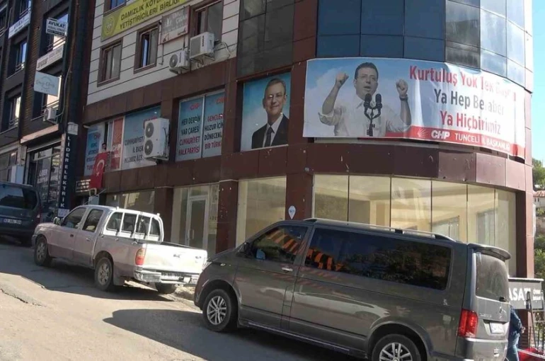 CHP’de demokrasi isyanı: İl başkanı ve yönetim kendilerini binaya kilitleyip eylem başlattı