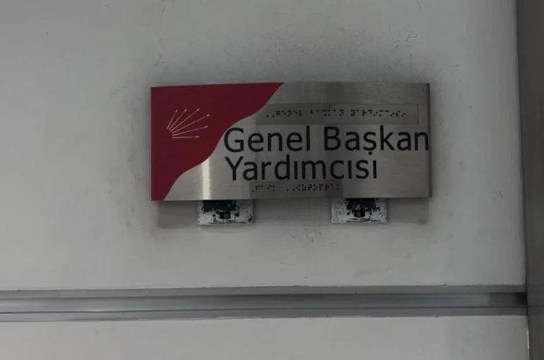 CHP’de tahliye sonrası temizlik çalışmaları devam ediyor