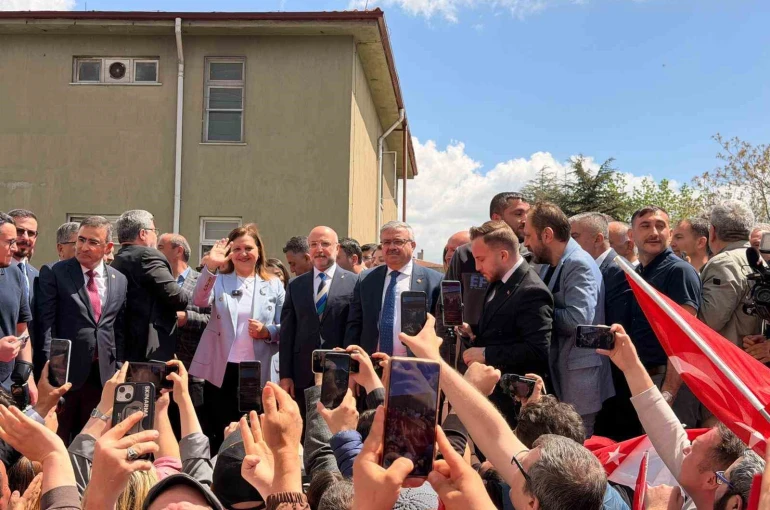 CHP’den AK Parti’ye geçen Başkan Köksal vatandaşlara seslendi: "Afyonkarahisarımızı yeniden inşa etmek için memleketime Adalet ve Kalkınma Partisi’nde hizmet etmeye devam edeceğim"