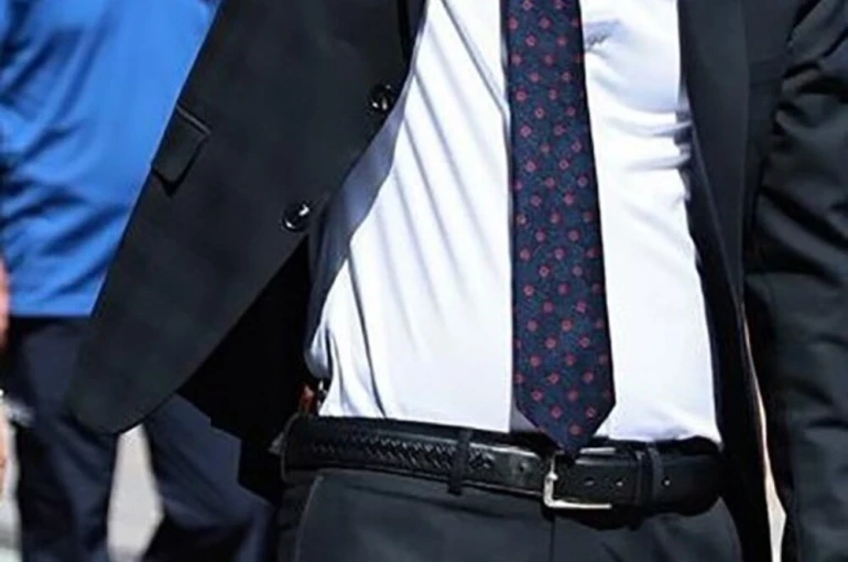 CHP’li belediye başkanı kutlamalara belinde silahla katıldı