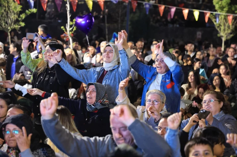 Çiçek Festivali’nin son gününde düzenlenen konserde vatandaşlar doyasıya eğlendi