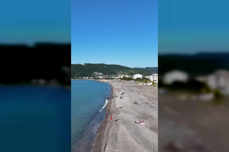 Cide’de selin ardından vatandaşlar sahillerde denize girmeye başladı