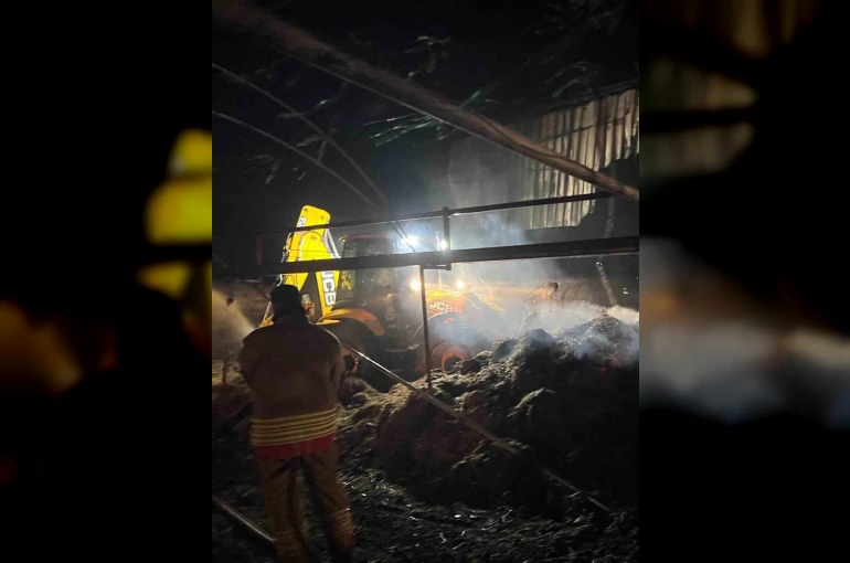 Çiftlikte çıkan yangında saman balyaları alevlere teslim oldu
