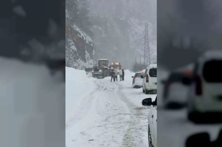 Çığ nedeniyle ulaşıma kapanan Trabzon-Bayburt karayolu kontrollü olarak ulaşıma açıldı