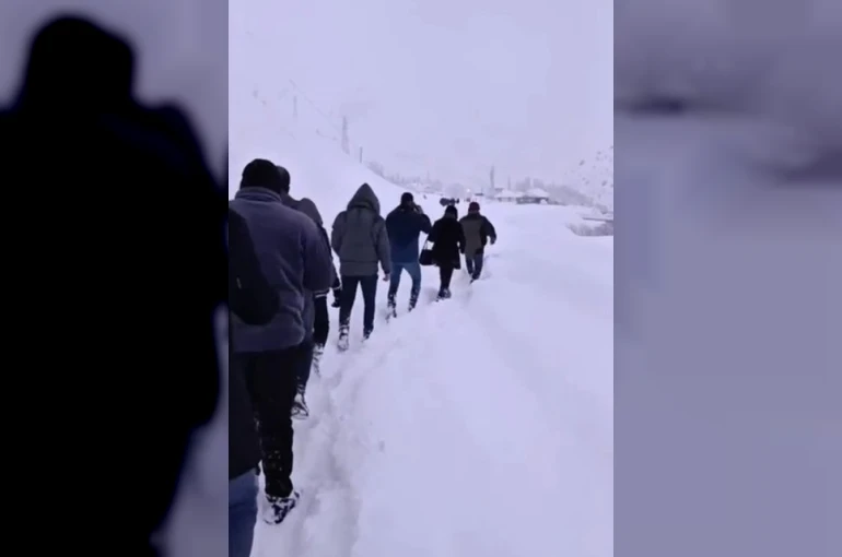 Çığla kapanan yolda mahsur kalan 100 kişi köyde misafir edildi