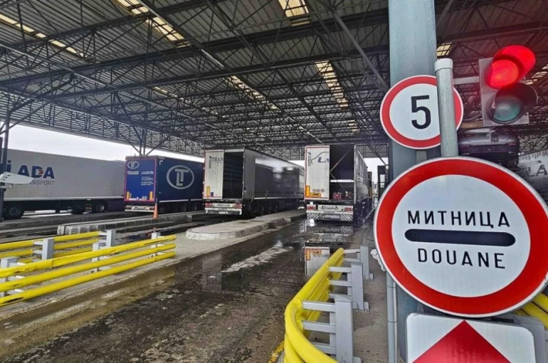 Çikolata dolu çantadan 220 bin Euro çıktı