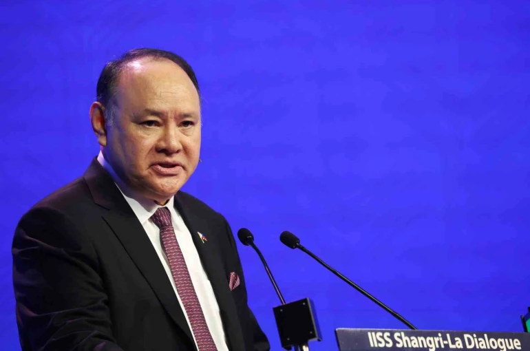 Çin, Filipinler Savunma Bakanı Teodoro ve ailesinin ülkeye girişini yasakladı