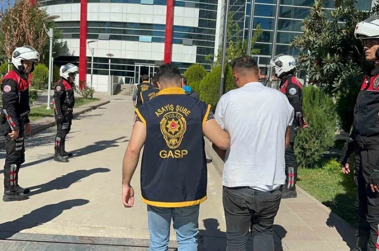 Cinayet davası esnasında silahla adliye önüne gelen 3 şahıs yakalandı