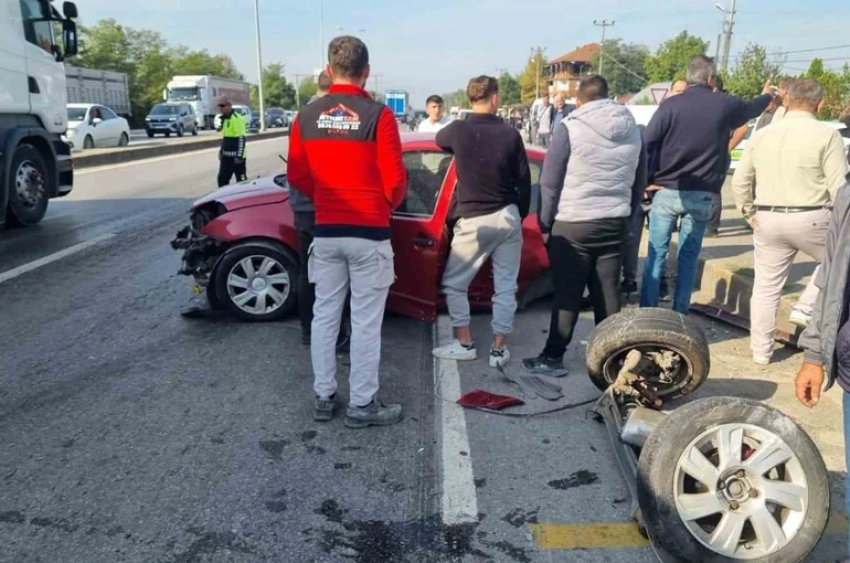 Cip ile çarpışan otomobilin arka tekerlekleri yola fırladı: 2 yaralı 