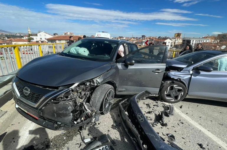 Cip ile otomobilin kafa kafaya çarpışmasıyla 6 kişi yaralandı
