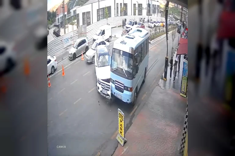 Cip ile yolcu minibüsünün çarpıştığı anlar kamerada