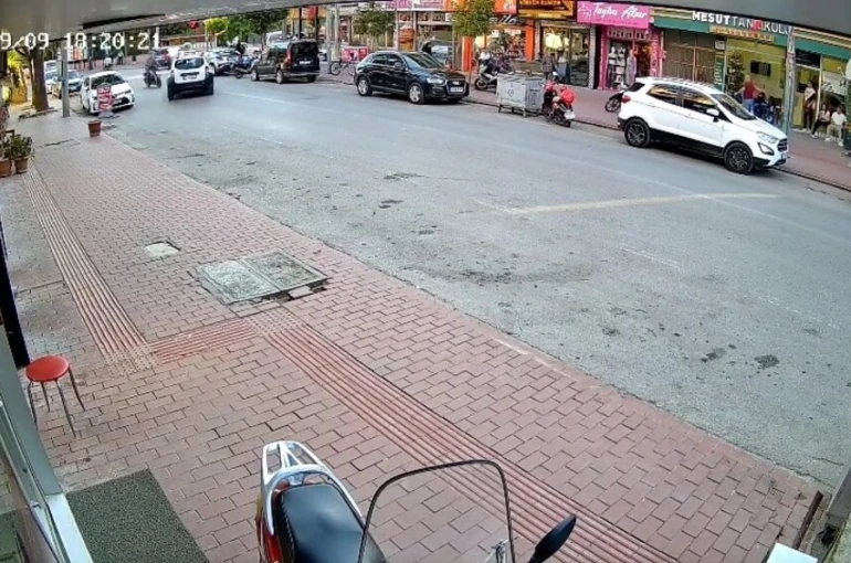 Cipe çarpan motosikletli metrelerce havaya savruldu: Kaza anı kamerada