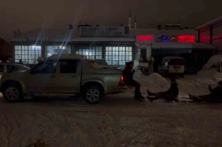 Çıraklarının isteğini geri çevirmeyen usta, karda eğlenceye ortak oldu