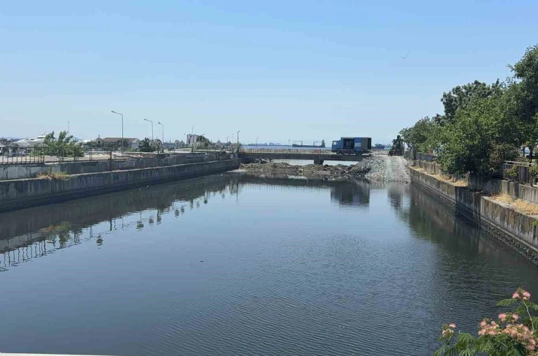 Çırpıcı Deresi’nde ilginç önlem: Kirlenmesin diye denizi dereden ayırdılar