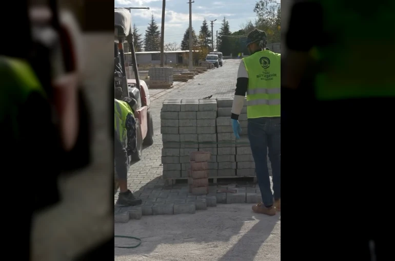 Çivril Belediyesi uzun yıllardır yapılmayan Kızılcasöğüt Mahallesi üst yapı çalışmalarına başladı 