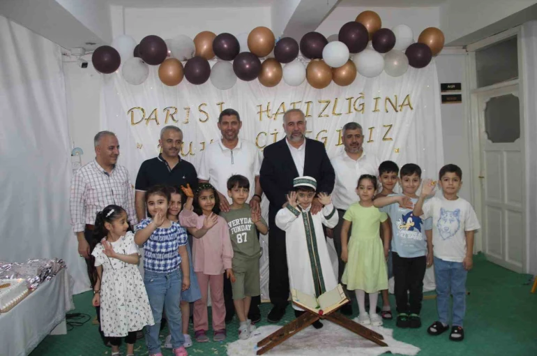 Cizre’de 5 yaşındaki çocuk 22 sureyi dinleyerek ezberledi
