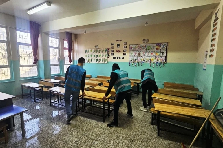 Cizre’de denetimli serbestlik yükümlüleri 16 ayda 212 okulu temizledi