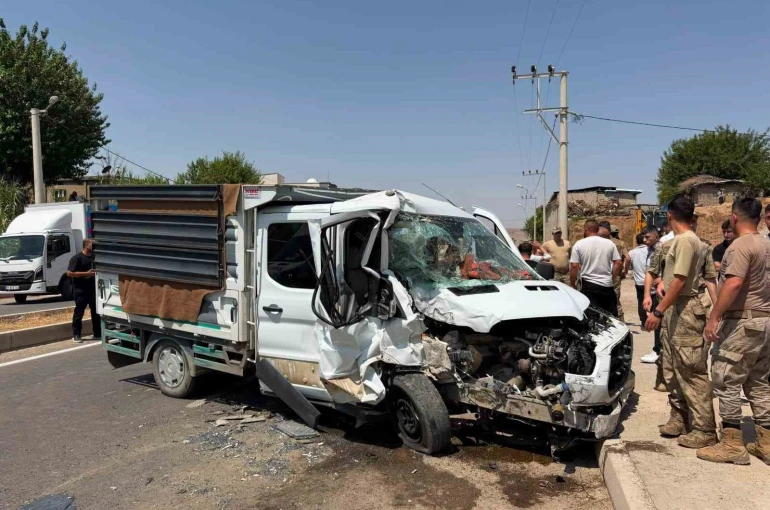 Cizre’de kamyonet ile dolmuş çarpıştı: 1’i çocuk 4 yaralı