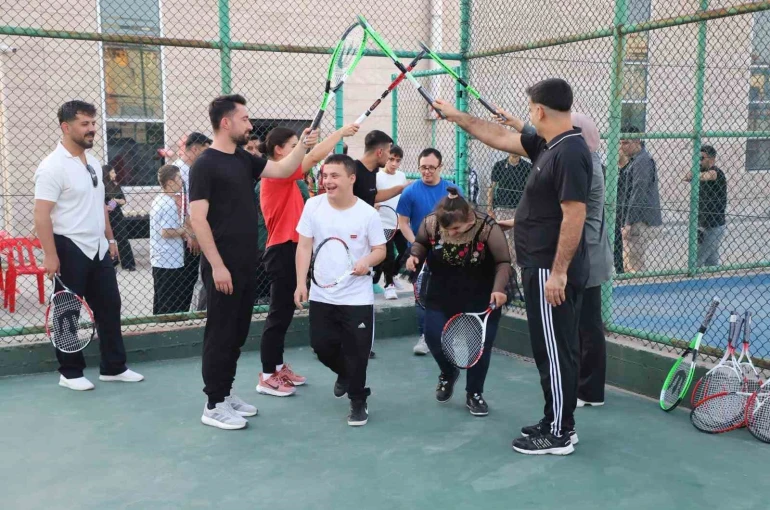 Cizre’de özel çocuklar için tenis şöleni