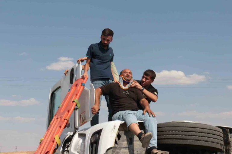 Cizre’de virajı alamayan tır devrildi: 1 yaralı