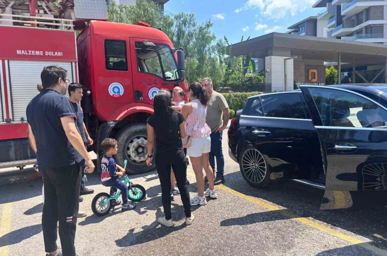 Çocuğu araç içerisinde kilitli kaldı, gözyaşlarına boğulan kadının yardımına itfaiye ekipleri yetişti