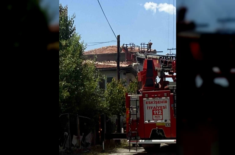 Çocuğun oynadığı ateş evi yaktı