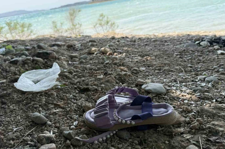 Çocuğunun terliğini almak için suya girdi, boğulup hayatını kaybetti