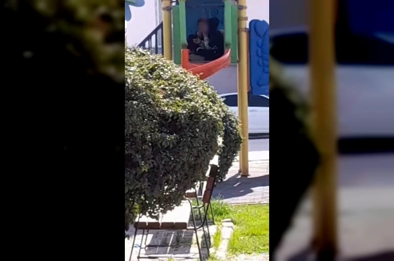 Çocuk parkı içinde sigara içen çocuklar kamerada