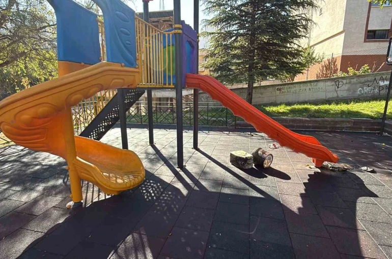 Çocuk parkındaki kaydıraklara yanık yağ döktüler