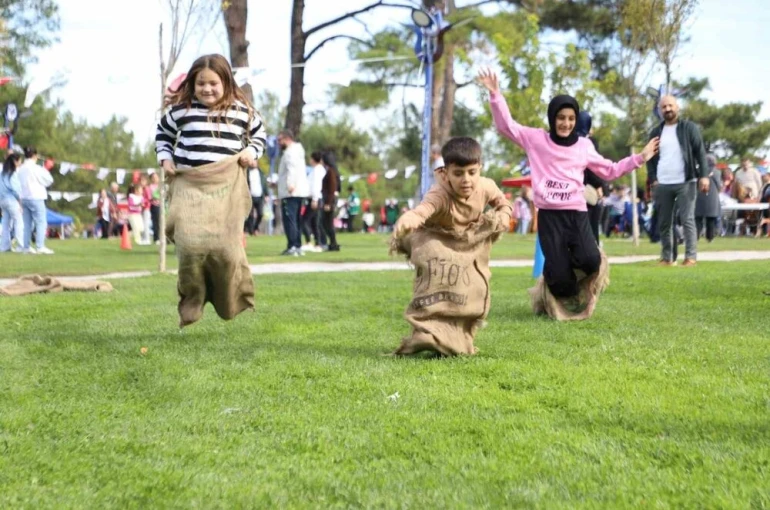 Çocuklar cumhuriyet etkinliğinde gönüllerince eğlendi