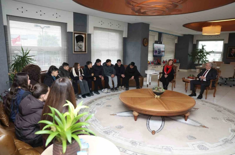 Çocuklar el emeklerini Başkan Şadi Özdemir’e hediye etti