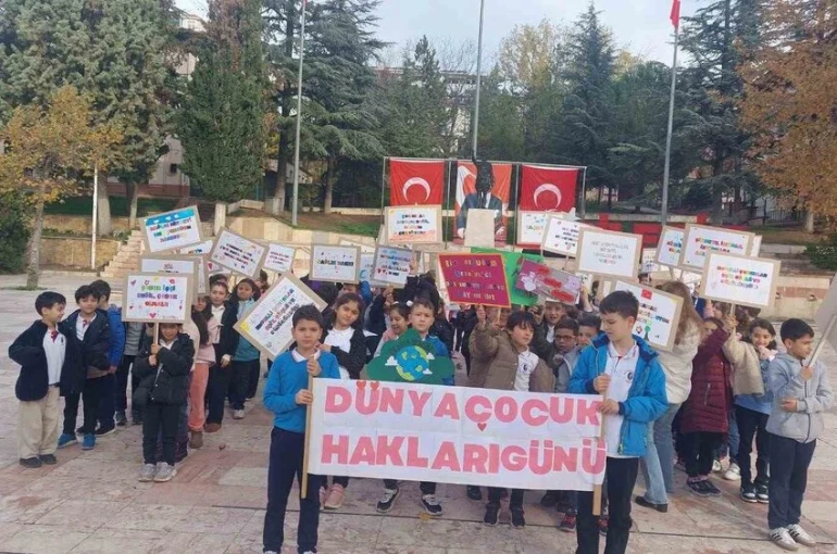 Çocuklar hazırladıkları pankartlarla günlerini kutladı