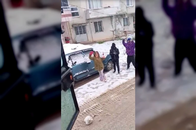 Çocuklar karları temizlemesin diye temizleme aracını kartopuna tuttu 