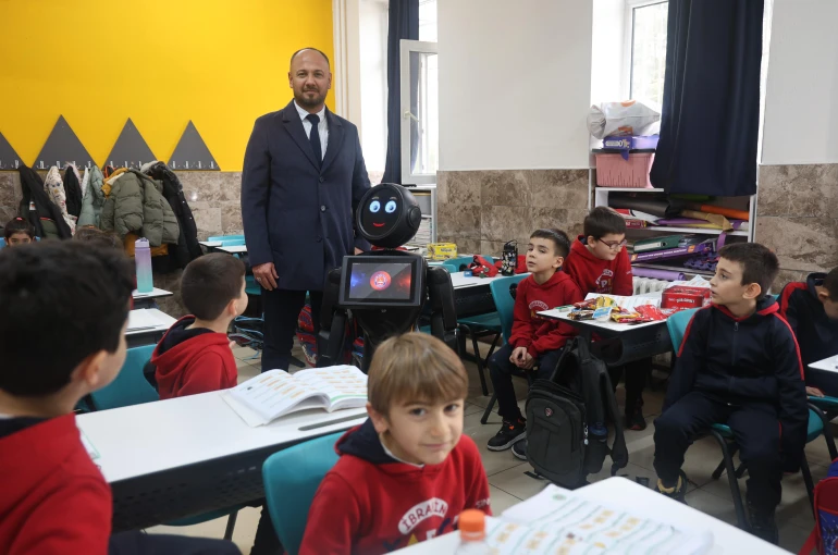 Çocuklar Şivlilikle Akran zorbalığının kötülüğünü robottan dinledi