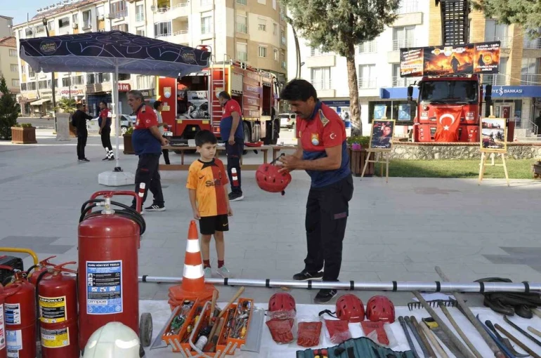 Çocuklara itfaiye ekipmanları anlatıldı