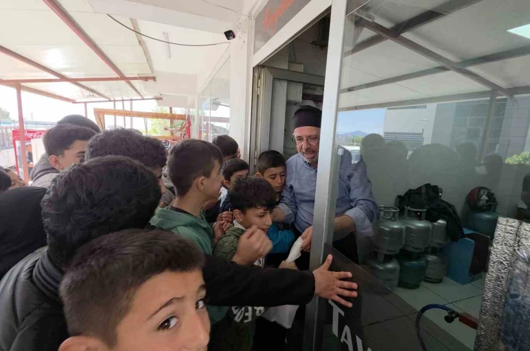 Çocuklara moral vermek isteyen esnaf, depremzede öğrencilere ücretsiz döner dağıttı