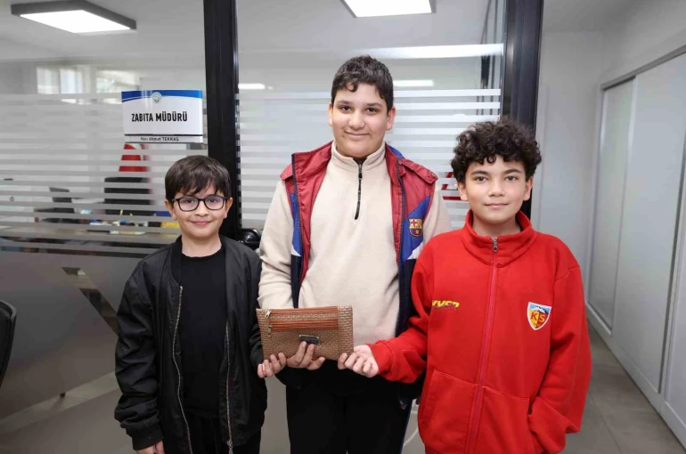 Çocuklardan örnek davranış: Buldukları cüzdanı sahibine ulaştırdılar
