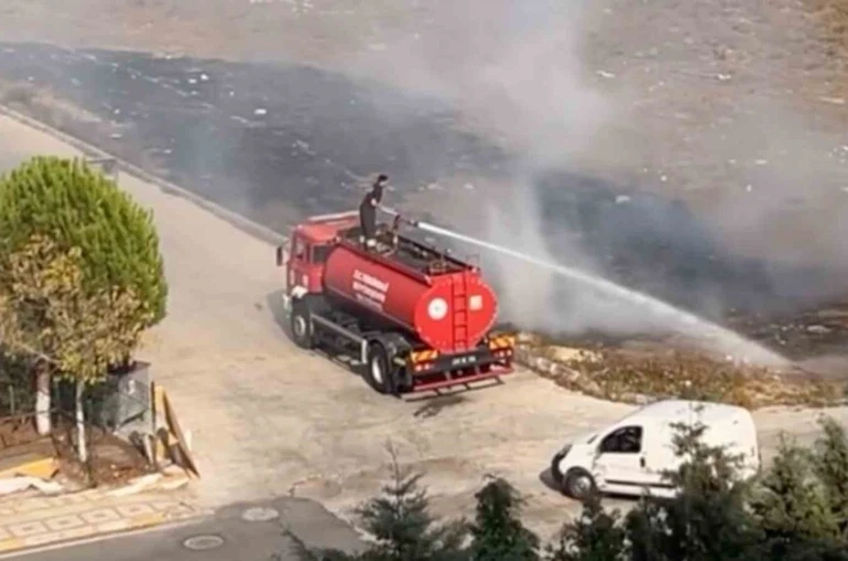 Çocukların çıkardığı yangını itfaiye söndürdü