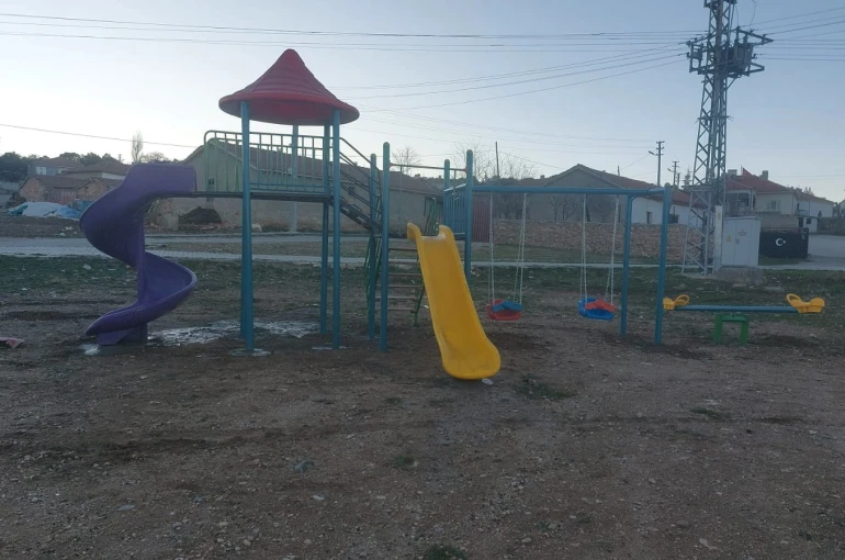 Çocukların okula oyun parkı talebi yerine getirildi
