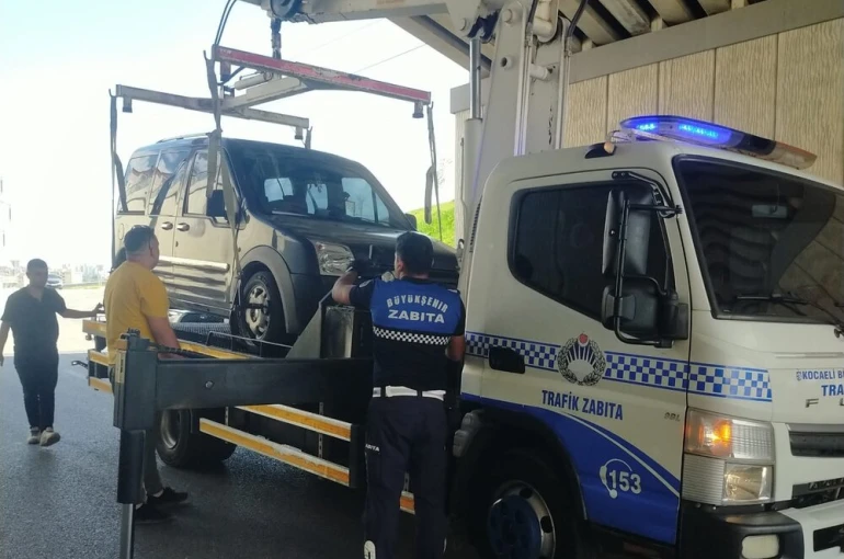 Çocuklarının tedavisine giden aileye zabıtadan yardım eli