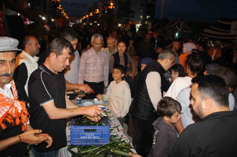 Çocukluğunda yediği salatalığı unutamayan muhtar 1 ton salatalık dağıttı