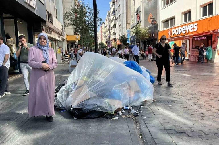 Çöp dağları Karşıyaka’ya uzandı