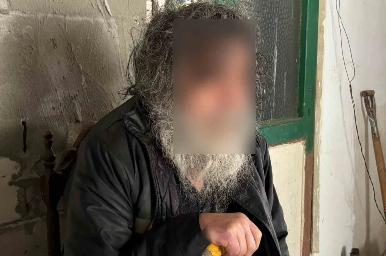 Çöp evin altından dram çıktı: "Bir senedir dışarı çıkmıyorum"