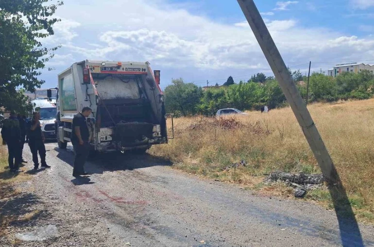 Çöp kamyonunun geri manevrası faciaya yol açtı: Temizlik görevlisinin kolu koptu
